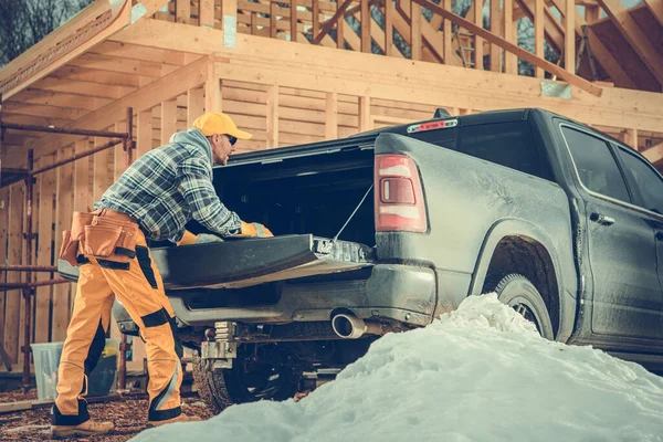 Mannelijke Blanke Arbeider Staande Bij Open Vrachtbed Trunk Pick Bouwplaats — Stockfoto