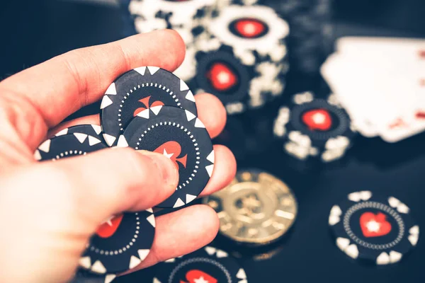 Jogador Poker Contando Fichas Depois Uma Boa Aposta Rodada Sucesso — Fotografia de Stock