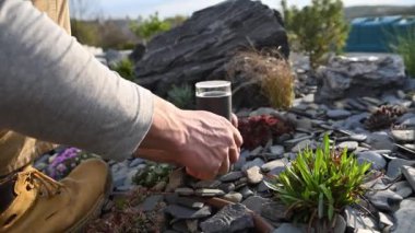 12 Volt Arka Bahçe Aydınlatma Sistemi. Bahçe düzenleme işi. Peyzaj işçisi LED Garden Açık Hava Işığı Kuruyor.