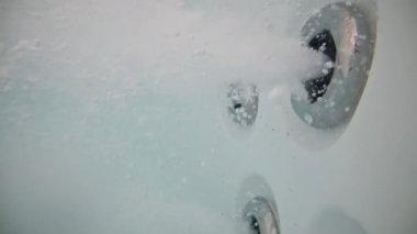 HidroMasaj Jetleri Jakuzi Bahçesi içinde Yavaş Hareketli Spa Görüntüleri