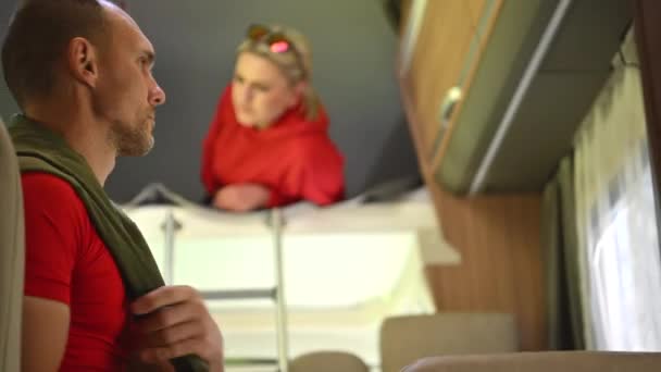 Casal Caucasiano Seus Anos Ficar Dentro Seu Camper Van Durante — Vídeo de Stock