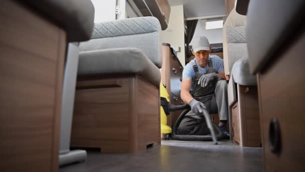 Blanke Mannen Met Stofzuiger Reiniging Camper Recreatie Voertuig Interieur — Stockvideo