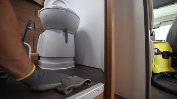 Homens Caucasianos Limpeza Banheiro Plástico Usando Pano Macio Detergente Dentro — Vídeo de Stock