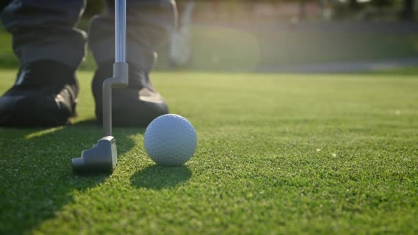 Golf Oyuncusu Putter Kulüp Kullanarak Topu Deliğe Yuvarlama Niyetiyle Bir — Stok video