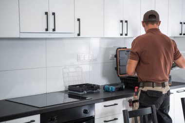 Profesyonel Kafkasyalı Dolap Üreticisi Yeni Mutfak Dolapları Kurulumunu Tamamlıyor