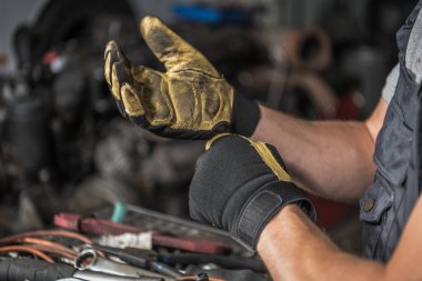 Kafkasyalı Tamircinin Kirli Eldiven Dükkanı 'nda bir gün çalıştıktan sonra. Otomotiv Teması.