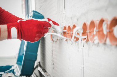 Yeni Yapılmış Ofis Binası 'nda Profesyonel Elektrikçi tarafından gerçekleştirilen Elektrik Duvarı Elektrik Soketleri Hattı Kurulum Sürecinin Kapanışı. Yapı Teması.