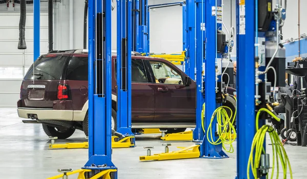 Coche Suv Elevador Automotriz Durante Mantenimiento Programado Servicio Reparación Autorizado — Foto de Stock