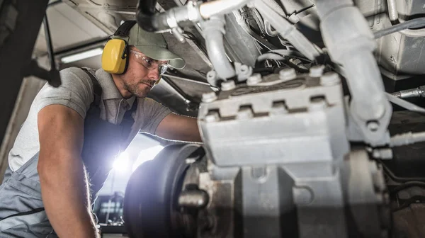 Kafkas Endüstri Tamircisi Larında Diesel Pusher Bakımı Yapıyor Servis Motorlu — Stok fotoğraf