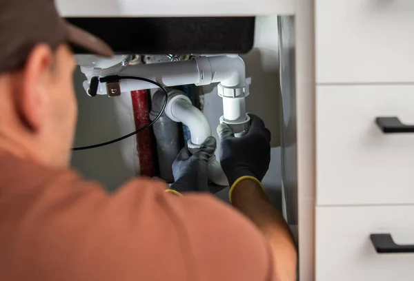 Fontanero Caucásico Profesional Instalando Nuevo Drenaje Del Fregadero Gabinete Cocina —  Fotos de Stock