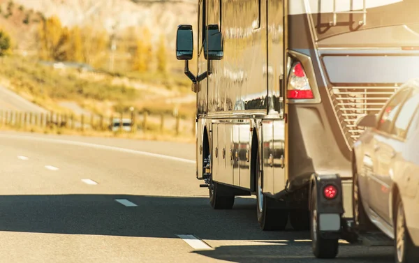 Klass Diesel Pusher Fritidsfordon Motor Coach Med Pull Vehicle Motorväg — Stockfoto