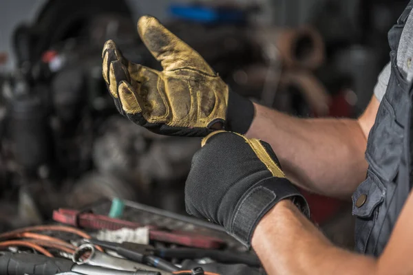 Closeup Caucasian Mechanic Dirty Work Gloves Day Hard Work Car — Stock fotografie