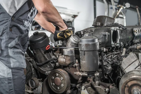 Detailní Informace Údržbě Nákladních Motorů Kavkazský Mechanik Dělá Malé Opravy — Stock fotografie