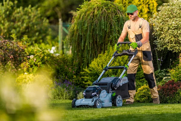 Professionelle Gartenpflege Kaukasischer Gärtner Pflegt Das Gras Während Der Sommersaison — Stockfoto