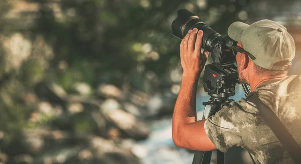 Caucásico Hombre Fotógrafo Tomando Una Foto Medio Naturaleza Fauna Usando —  Fotos de Stock