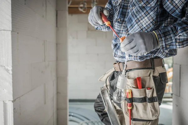 Elektricien Contractant Zijn Gereedschapsriem Installeren Lightning Nieuw Gebouwde Residentiële Gebouw — Stockfoto