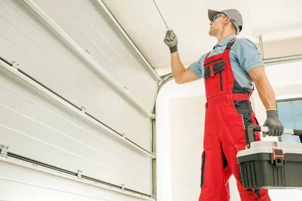 Instalación Puertas Garaje Automáticas Modernas Realizadas Por Instalador Caucásico Profesional —  Fotos de Stock