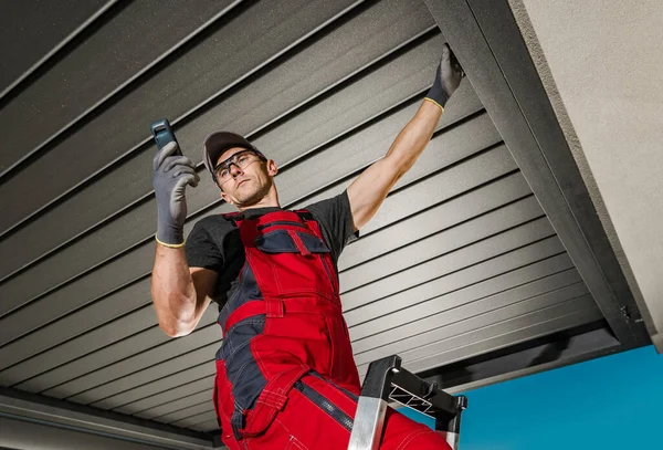 Tecnico Caucasico Nella Sua 40S Finitura Installazione Moderno Giardino Residenziale — Foto Stock