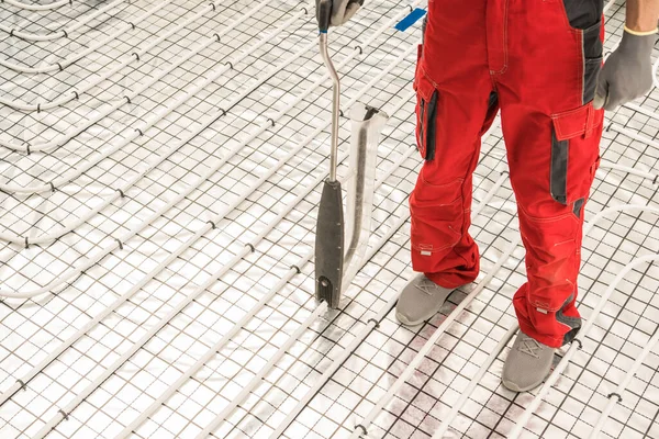 Καυκάσιος Εργάτης Hvac Που Χρησιμοποιεί Πάτωμα Ακτινοβολίας Θέρμανσης Pipeline Αφρού — Φωτογραφία Αρχείου