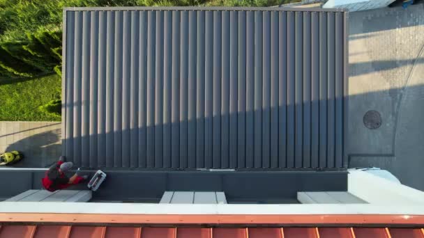 Modern Small Architecture Aluminium Residential Pergola Installation Performed Professional Caucasian — Stock Video