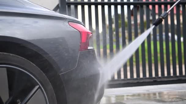 Lavagem Pressão Carro Moderno Por Homens Caucasianos Manutenção Veículo Jardim — Vídeo de Stock