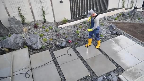 40多岁的白人男子使用职业压力清洗机清洗后院花园混凝土路面和楼梯 — 图库视频影像