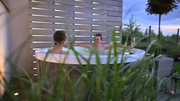 Caucasian Couple 40S Enjoying Free Time Hot Tub Garden Spa — ストック動画