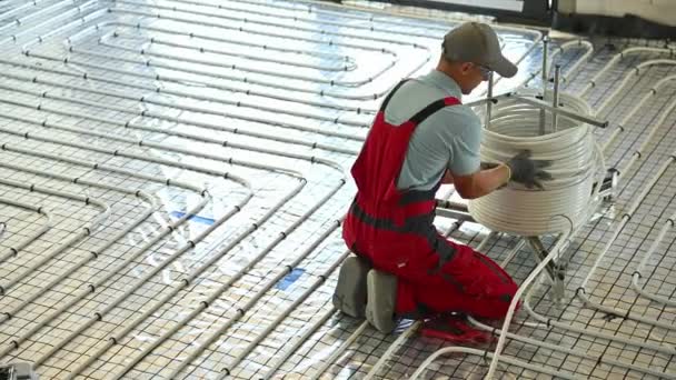 专业暖通空调工人在房屋内安装地板辐射加热系统 — 图库视频影像