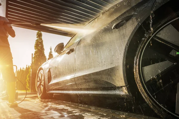 Homens Lavando Seu Carro Usando Arruela Pressão Dentro Uma Garagem — Fotografia de Stock