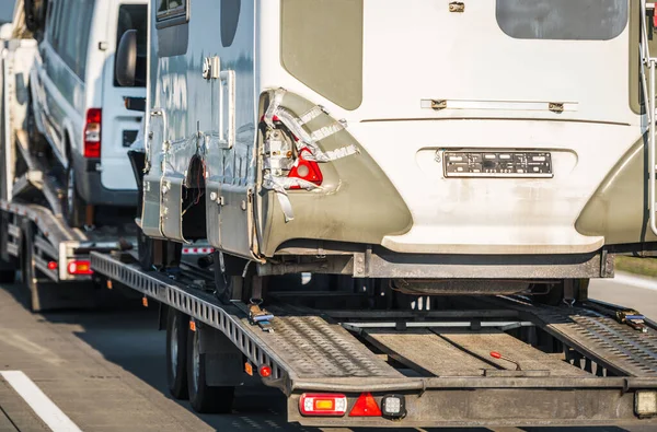 Zadní Strana Poškozené Moderní Karavan Vans Vlečná Cesta Opravny — Stock fotografie