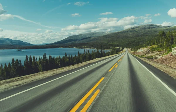 Road Trip Door Het Nordland County Noorwegen Noorse Landschappelijke Noordelijke — Stockfoto