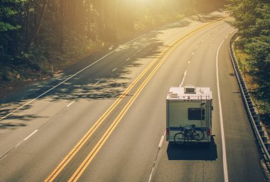 California Otoyolu 101 'deki C sınıfı Karavan Eğlence Aracı. Amerikan Batı Yakası Kamp Yolu Seyahati.