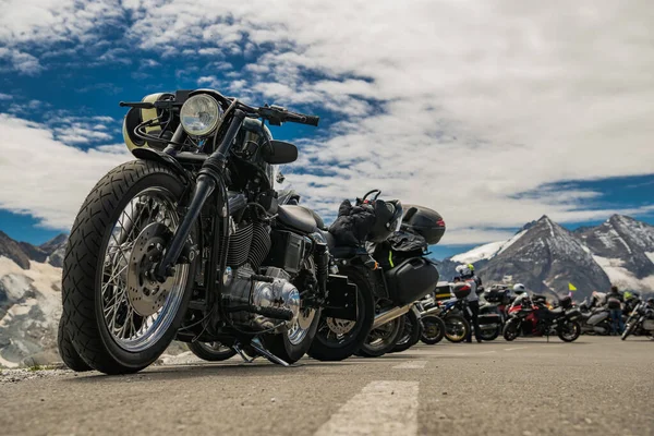 Motorbiciklizés Mountain Riding Cruiser Motorkerékpár Egyéb Gépek Parkolt Szélén Közlekedési — Stock Fotó