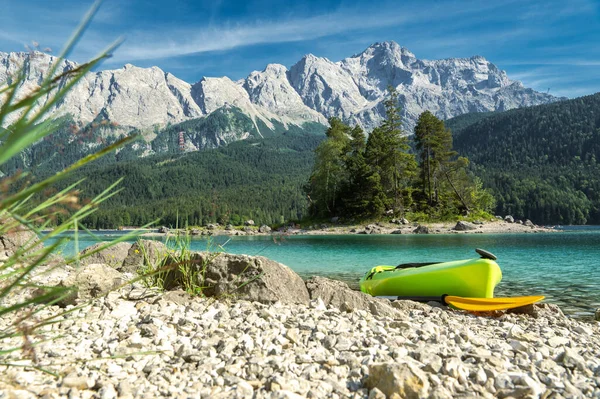 Water Sports Recreation Theme Green Touring Kayak Scenic Eibsee Lake — Φωτογραφία Αρχείου