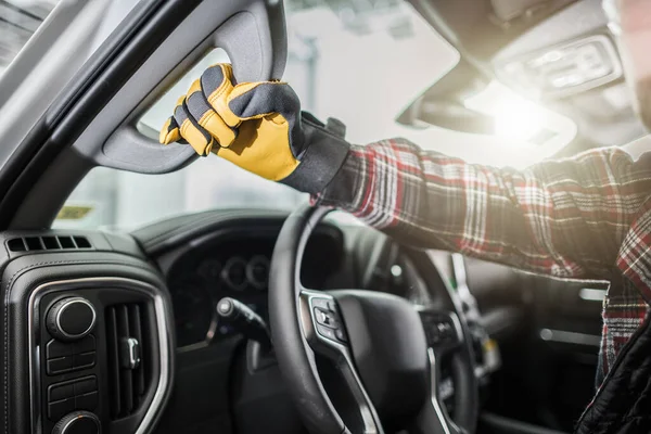 Close Mens Hand Yellow Work Gloves Holding Handle Getting Out — Φωτογραφία Αρχείου