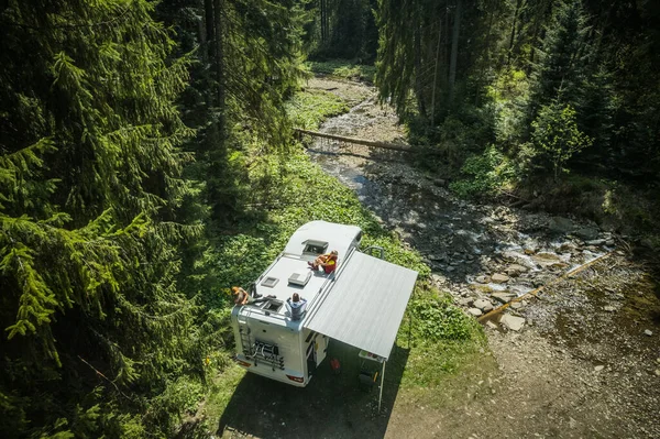 Family Three Enjoying Outdoors Roof Recreational Vehicle Parked Scenic Spot — 스톡 사진