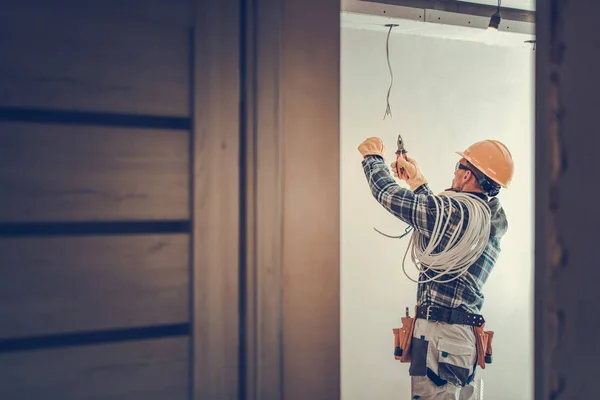 Voll Ausgestatteter Professioneller Elektriker Der Der Beleuchtungsinstallation Arbeitet Und Kabel — Stockfoto