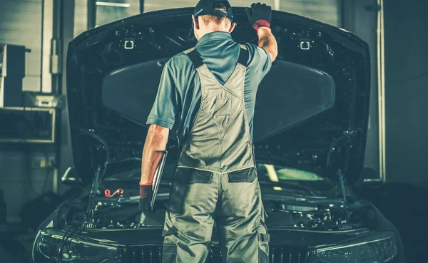 Profesionální Mechanik Jak Naposledy Podívat Motor Sportovního Auta Před Zavřením — Stock fotografie
