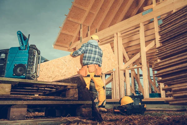 Mužský Dělník Příprava Zahájení Práce Dřevěném Domě Rámové Budovy Pohybem — Stock fotografie