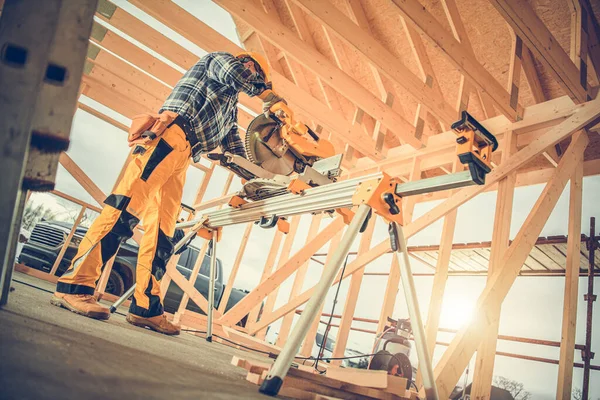 Contractor Wearing His Work Uniform Hard Hat Cutting Wood Plank — Fotografia de Stock