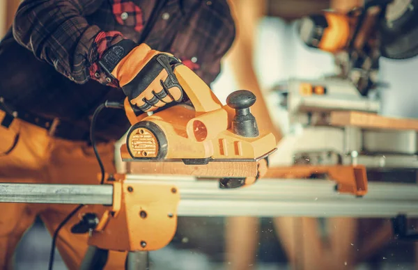 Nşaat Alanında Çalışan Ahşap Profesyonel Marangoz Elektrik Planör Makinesi Ile — Stok fotoğraf