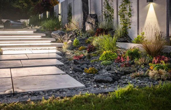 Illuminated Residential Backyard Garden Led Lights Modern Architectural Concrete Wall — Fotografia de Stock