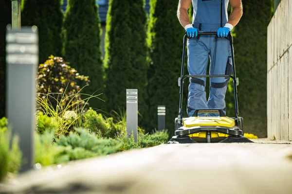 Professionele Landscaper Werknemer Met Push Sweeper Cleaning Garden Pathway Thema — Stockfoto