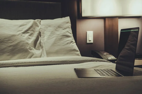 Сучасний Комп Ютер Ноутбука Готельному Ліжку Протягом Пізніх Годин Інтернеті — стокове фото
