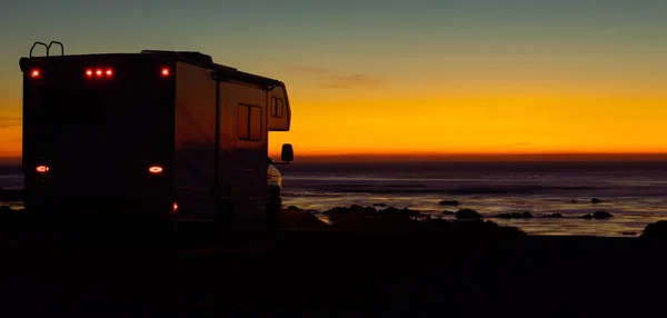 Osztályú Camper Van Scenic Ocean Beach Sunset Nyaralás Kirándulás Szabadidős — Stock Fotó