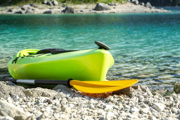 Green Touring Kayak Березі Скелястого Озера Під Час Спекотного Літнього — стокове фото