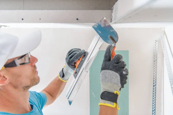 Closeup Male Worker Applying Gypsum Wall Putty Scrapper Putty Knife — Fotografia de Stock