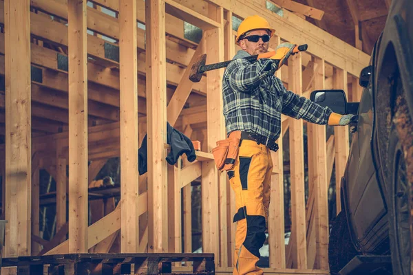 Caucasian Contractor Holding Hammer His Shoulder While Opening His Pickup — Stockfoto