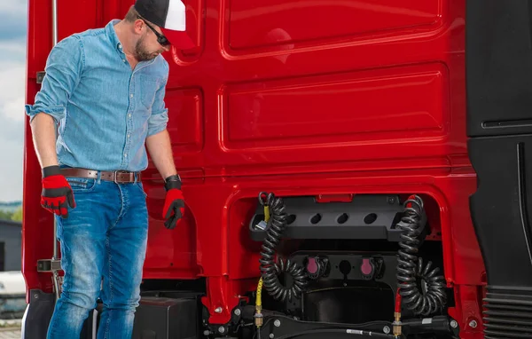 Caucasian Trucker Standing Back His Truck Checking Wiring Plugs Hooking — Fotografia de Stock