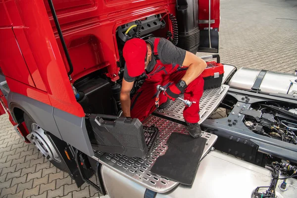 Caucasian Heavy Duty Vehicle Engineer Sitting Back Red Semi Truck — Foto Stock